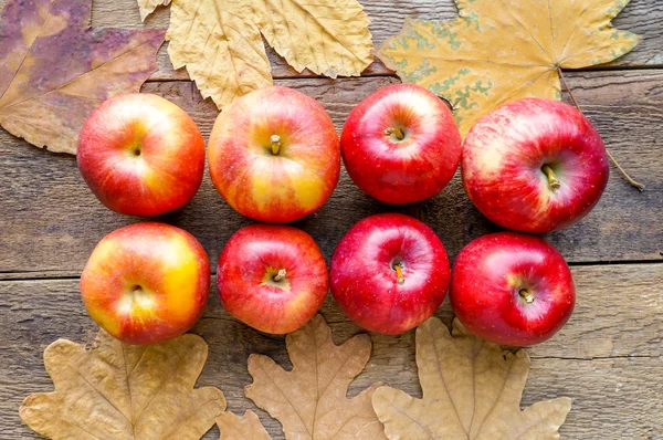 Rijpe rode appels op houten ondergrond — Stockfoto