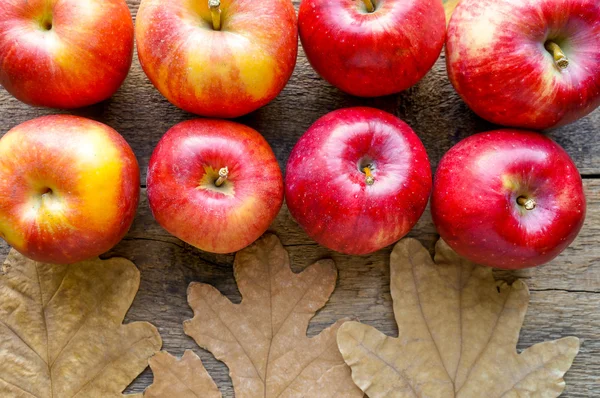 Reife rote Äpfel auf Holzgrund — Stockfoto