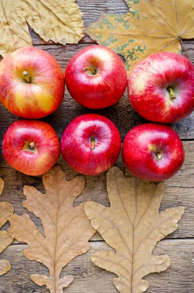 Reife rote Äpfel auf Holzgrund — Stockfoto