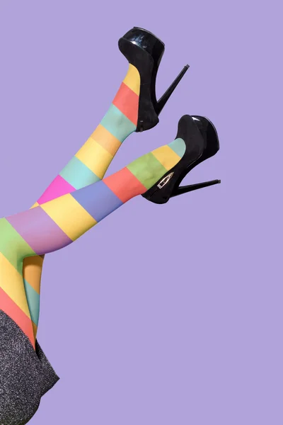 Vicces nő lába színes harisnya és magas sarkú cipő viselése — Stock Fotó