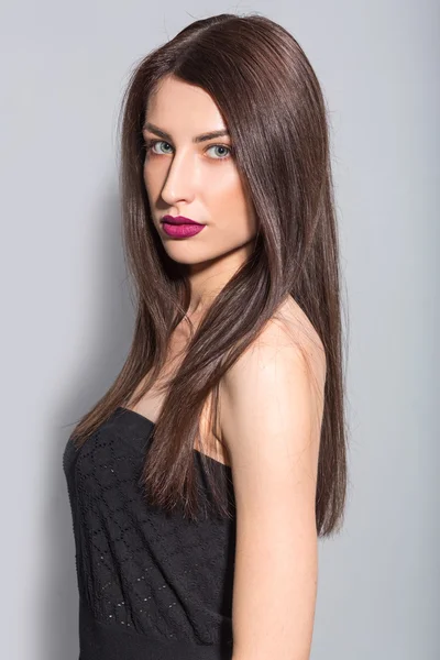 Portrait of an attractive fashionable young brunette woman — Stock Photo, Image