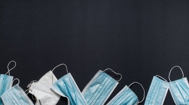 Siyah arka planda tıbbi yüz maskeleri, üst görüş. Çevre kirliliği kavramı