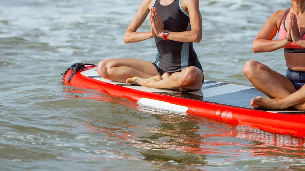 Donne Che Praticano Yoga Sul Paddle Board Mattino Mare Ondulato — Foto Stock