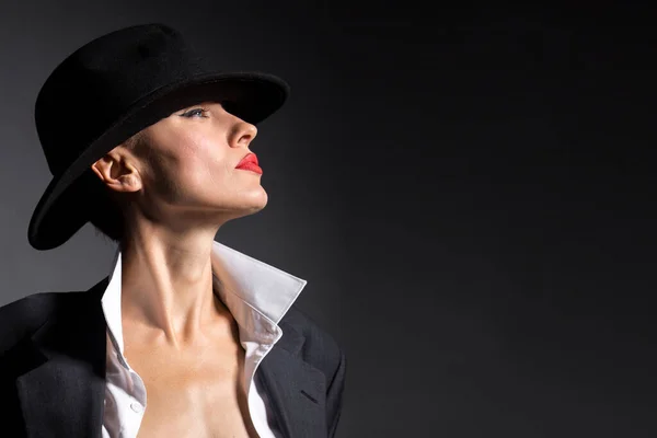 Şapkalı Erkek Arkadaş Ceketli Güzel Bir Kadının Portresi — Stok fotoğraf
