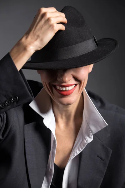 Портрет Красивой Женщины Шляпе Парня Огромным Огромным Костюмом Ретро Женщина — стоковое фото