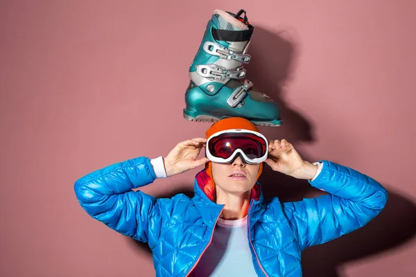 Kışlık Giysiler Gözlük Takan Elinde Kayak Sopası Evde Kayak Botu — Stok fotoğraf