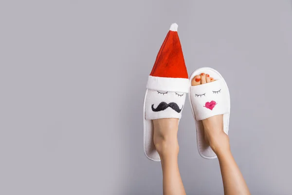 Leuke Kerstbenen Grappige Vrouw Benen Dragen Slippers Met Gezichten Kerstman — Stockfoto