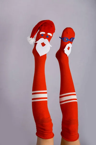 Милые Рождественские Ножки Смешные Женские Ноги Носках Лицами Шляпах Санта Стоковое Фото
