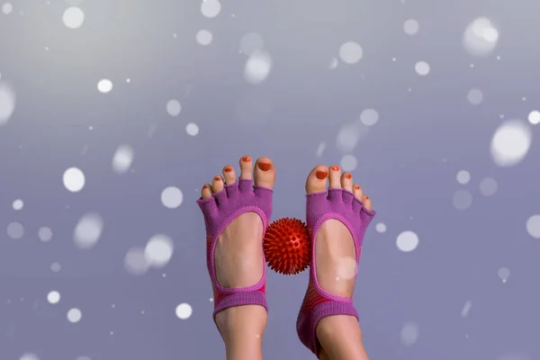 Жіночі Ноги Невеликим Ячем Спускових Зон Зимовому Тлі Сніжинками — стокове фото