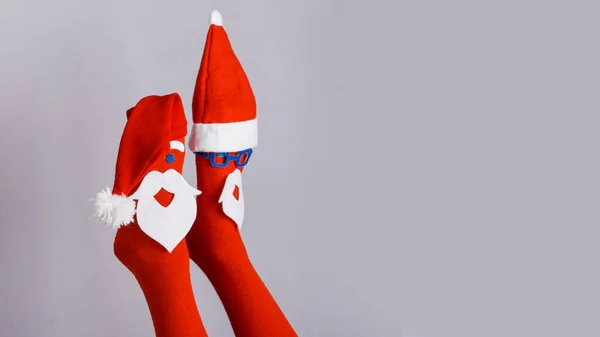 Милые Рождественские Ножки Смешные Женские Ноги Носках Лицами Шляпах Санта Лицензионные Стоковые Изображения