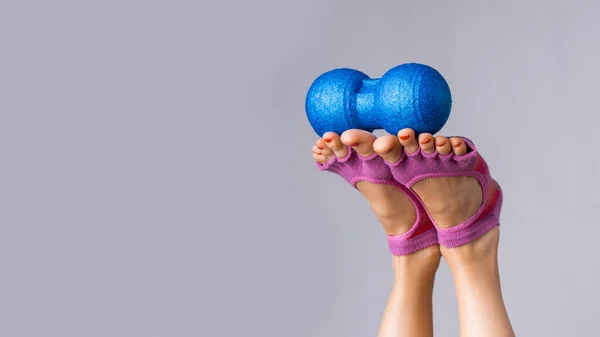 Fitness Casa Piernas Femeninas Con Equipo Estiramiento Bolas Mensaje Autoliberación — Foto de Stock