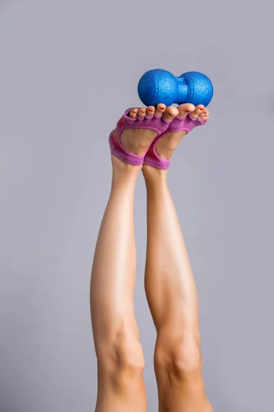 Fitness Hause Weibliche Beine Mit Stretching Ausrüstung Botschaftsbälle Selbstmyofasziale Freisetzung — Stockfoto