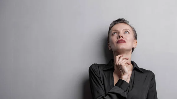 Retrato Una Mujer Blusa Negra Seda Con Maquillaje Pelo Corto —  Fotos de Stock