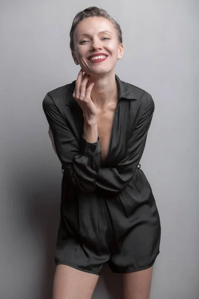 Портрет Женщины Черной Шелковой Блузке Макияжем Короткими Волосами Элегантный Вид — стоковое фото