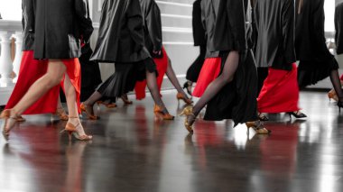 Güzel kadın bacakları tango yapıyor. Siyah ve kırmızı elbiseler giyiyor. Tanımlanamayan, bulanık bir geçmişi var.