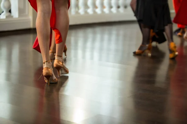 Красивая Женщина Ноги Танго Танго Черно Красных Платьях Неузнаваемый Размытый — стоковое фото