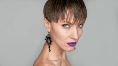 Kısa saçlı bir kadının portresi.