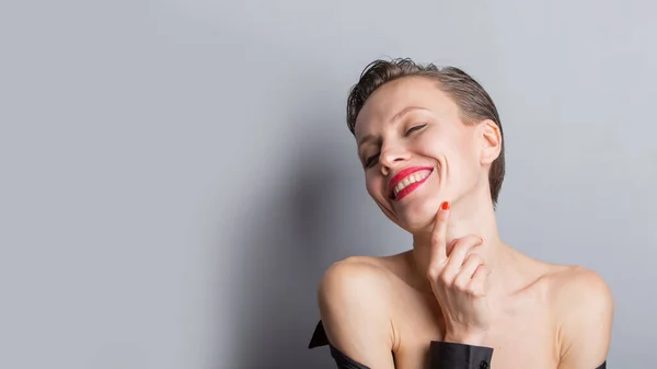 Felice Allegra Giovane Donna Con Capelli Corti Trucco Naturale Sfondo — Foto Stock