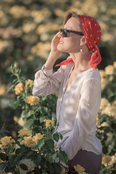 Woman Rustic Dress Sunset Light Walking Summer Field Garden Roses — Stock Photo, Image