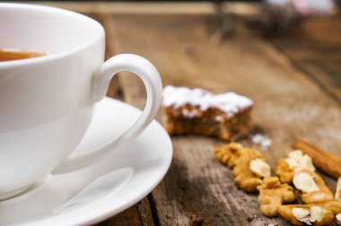 Bir fincan kahve ya da ahşap arka planda çay.