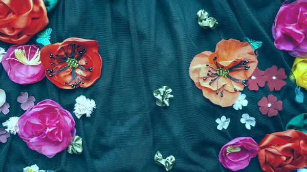 Tuin Van Bloemen Decoratie Donkere Achtergrond — Stockfoto