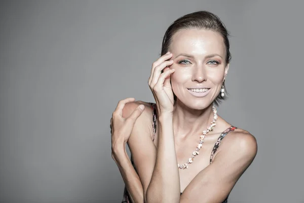 Hermoso Retrato Mujer Vestido Suumer Con Maquillaje Accesorios Sobre Fondo — Foto de Stock