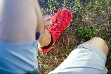 Bahar koşucusu ayakkabılarını bağlıyor.