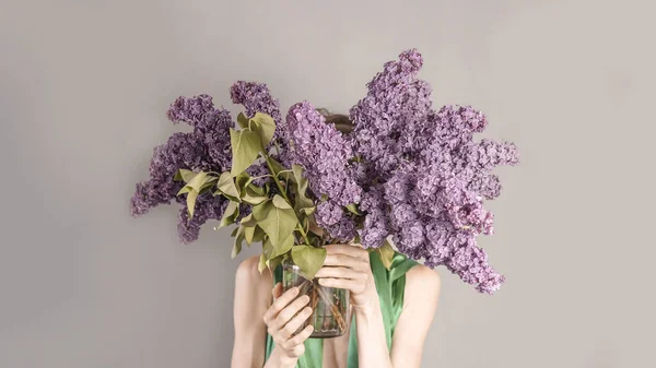 Flicka Med Lila Blommor Som Håller Bukett Framför Ansiktet Vår — Stockfoto