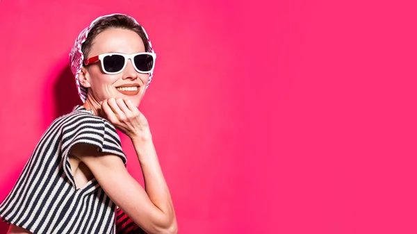 Modelo Moda Femenina Posando Ropa Rayas Usando Sombrero Gafas Sol — Foto de Stock