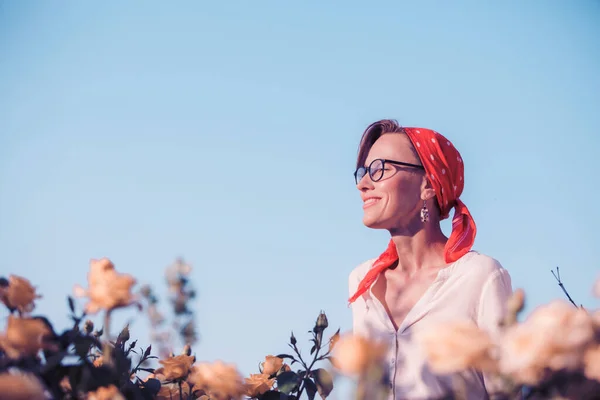 Счастливая Молодая Женщина Гуляющая Летних Розах Голубому Небу — стоковое фото
