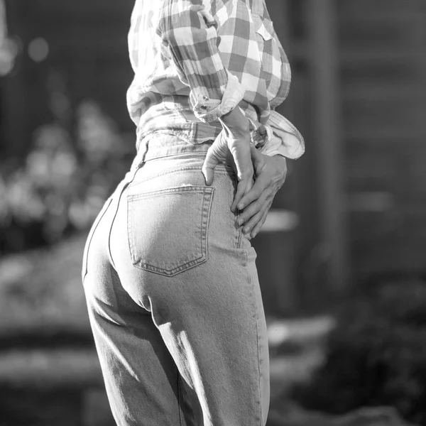 Mulher Jeans Olhar Casual Tiro Livre Fundo Feminino Jeans Apertados — Fotografia de Stock
