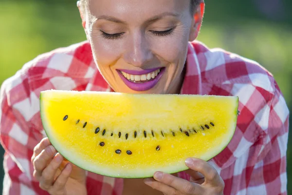 Beautiful Woman Eating Yellow Watermelon Green Lawn Background — Stock Photo, Image