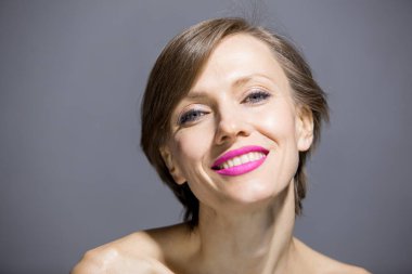 35-40 yaşlarında, beyaz, kısa saçlı bir kadın.