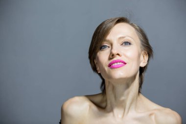 35-40 yaşlarında, beyaz, kısa saçlı bir kadın.