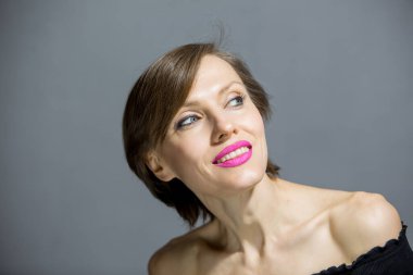 35-40 yaşlarında, beyaz, kısa saçlı bir kadın.