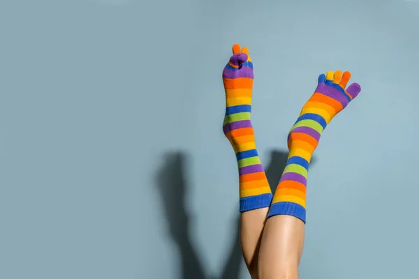 Ноги Смешных Носках Синем Фоне — стоковое фото