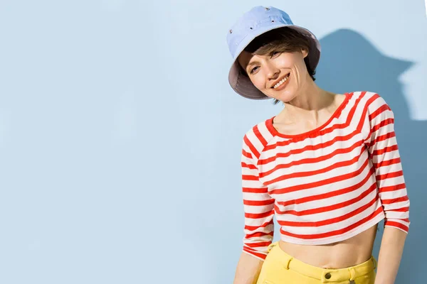 Felice Allegra Giovane Donna Con Capelli Corti Trucco Naturale Sfondo — Foto Stock