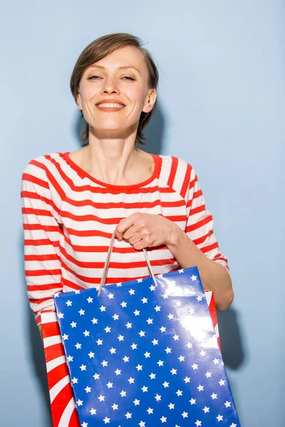 Bella Donna Che Tiene Borse Della Spesa Sfondo Blu — Foto Stock