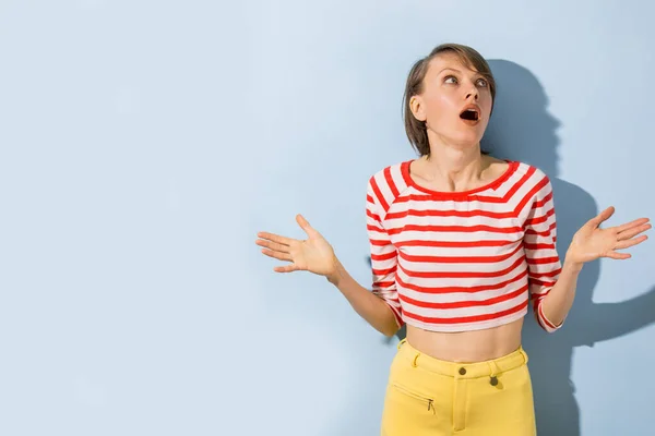 Feliz Joven Alegre Con Pelo Corto Maquillaje Natural Con Ropa — Foto de Stock