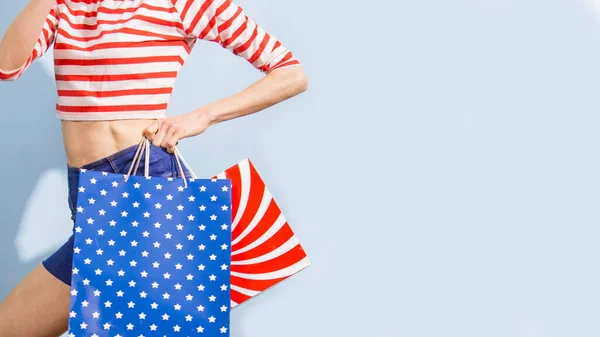 Mujer Compras Feliz Con Bolsas Compras Sobre Fondo Azul Con — Foto de Stock