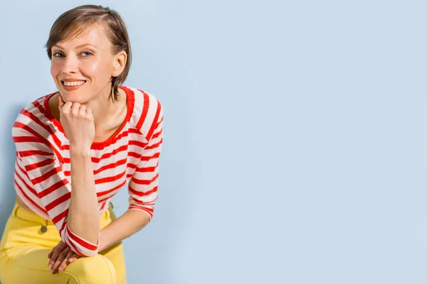 Kısa Saçlı Mutlu Bir Genç Kadın Açık Mavi Arka Planda — Stok fotoğraf