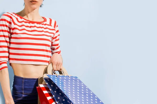 Gelukkig Winkelende Vrouw Met Boodschappentassen Blauwe Achtergrond Met Gestreepte Kleding — Stockfoto