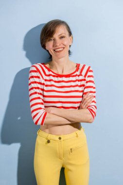  Parlak kıyafetler giymiş güzel esmer bir kadının kapalı bir portresi.