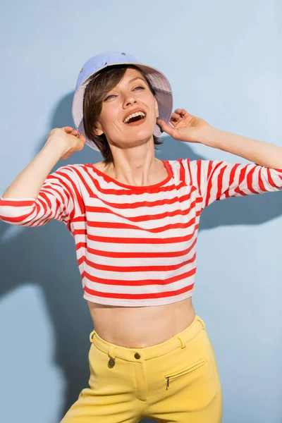 Kısa Saçlı Mutlu Bir Genç Kadın Açık Mavi Arka Planda — Stok fotoğraf