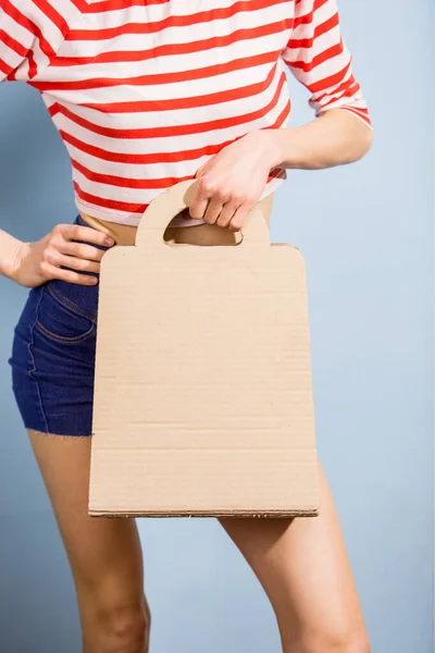 Mujer Con Bolsa Cartón Sobre Fondo Azul — Foto de Stock