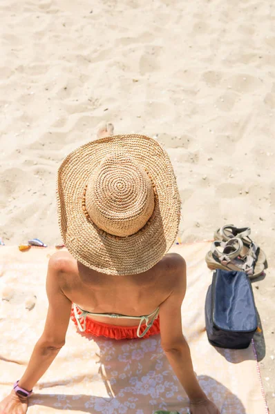 Summer Holiday Fashion Concept Tanning Woman Wearing Sun Hat Beach — Stock Photo, Image