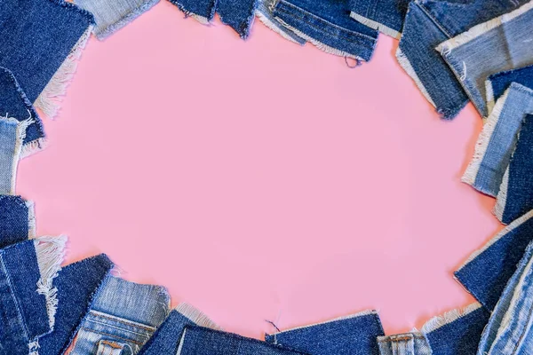 Strappato Pezzi Jeans Blu Sfondo Rosa — Foto Stock