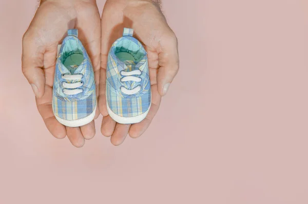 Baby Schoenen Hand Achtergrond — Stockfoto