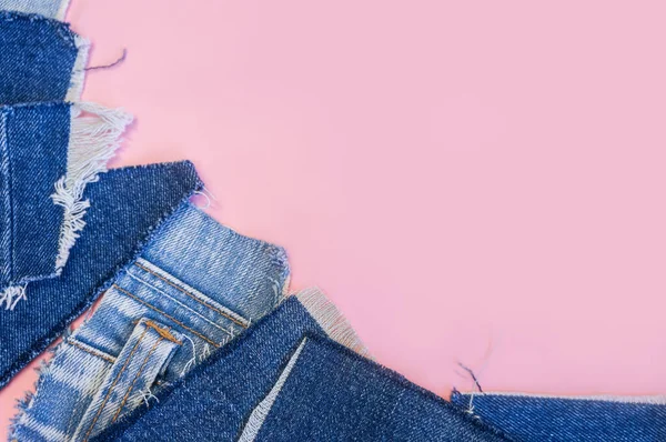 Strappato Pezzi Jeans Blu Sfondo Rosa — Foto Stock