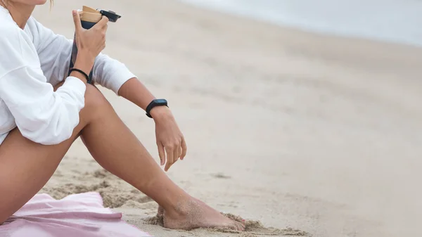 Hermosa Mujer Piernas Femeninas Sentadas Arena Una Playa Solitaria Mañana — Foto de Stock